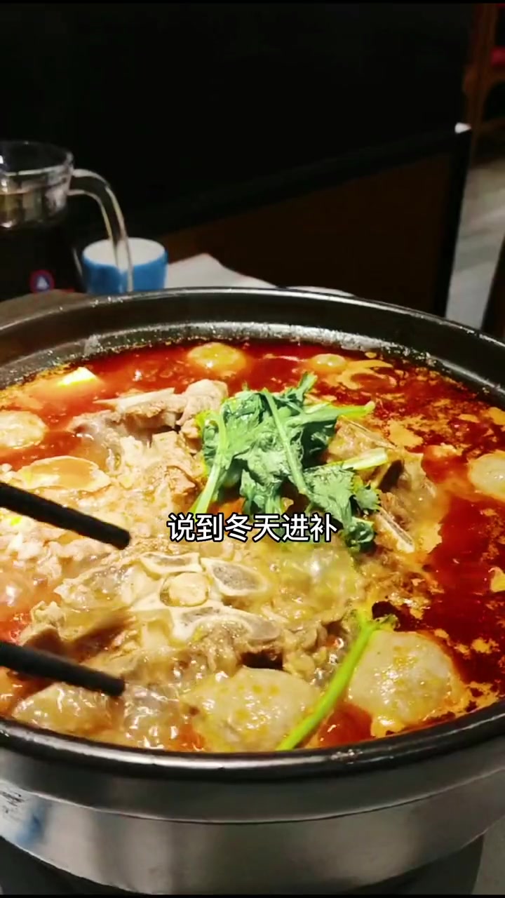说到冬天进补,就会想到咕噜咕噜冒泡的羊蝎子,舞虾小说的羊肉汤非常有名,是2020年必吃榜之