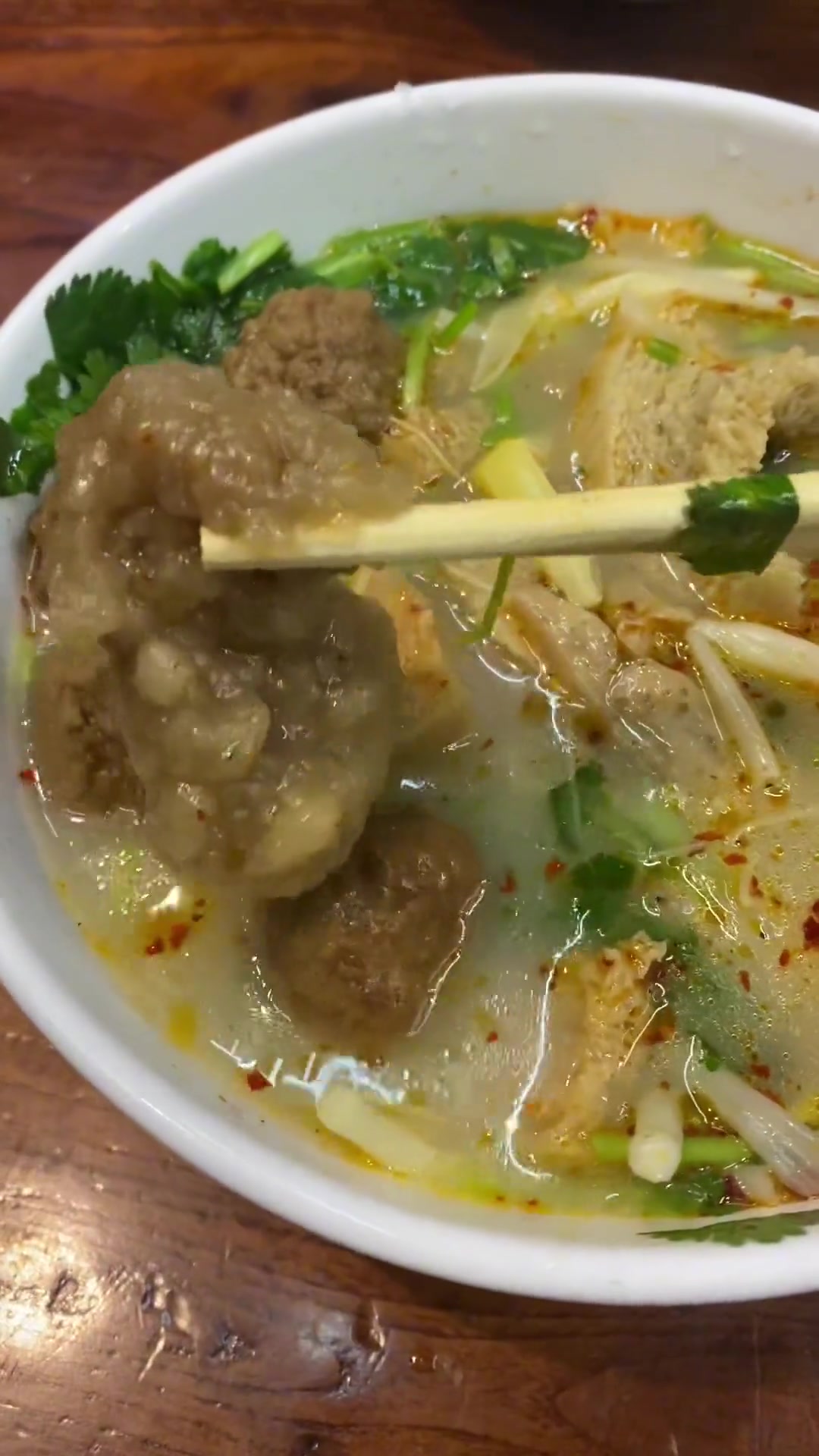 三大街竟然也有汤锅了,就给游乐场对面的寺门王记羊肉汤。叫上你了汤友过来弄两碗吧。就是说咱开