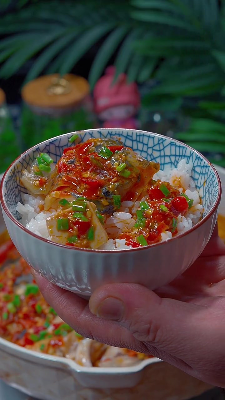 不用水煮不用蒸的剁椒鱼头,鲜香滑嫩,汤汁还可以拌饭
