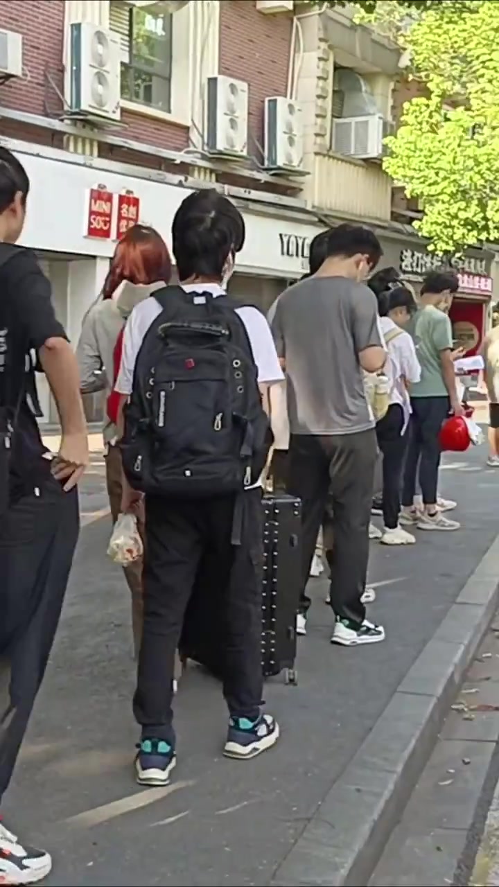 大学生排百米长队上公交场面壮观 路人惊奇点赞