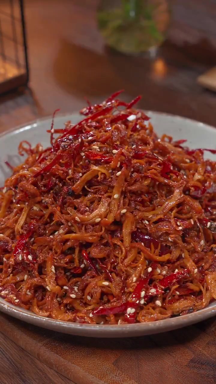 美味辽宁等您来 鸡胸肉怎么做才好吃呢?今天分享一个经典麻辣鸡丝的做法,干香酥脆,比牛肉干还