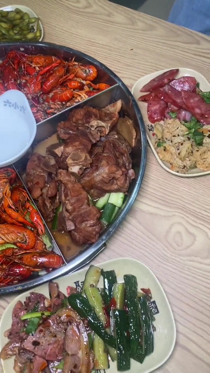 熊仔耍遍东京 开封夜市 夜宵一夏 感觉这个海鲜大咖拼盘还挺实惠的,三个朋友喝个小9