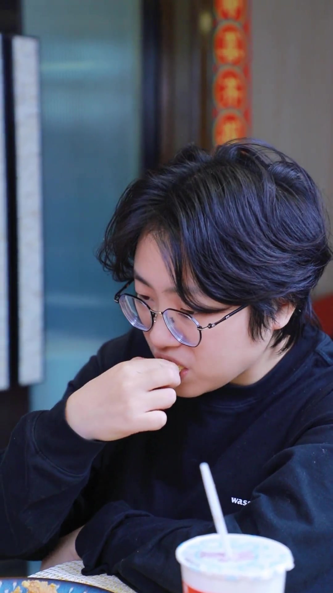 一杯奶茶钱不到,让你咔咔吃到饱 汉堡界国货之光 华莱士神了 神券节神了 浪漫好食光