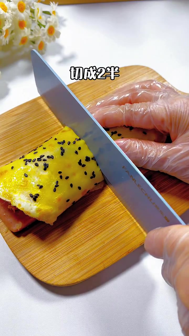 今天花10分钟给宝宝做了煎饼果子,好吃又简单,搭配了小朋友就可以吃的午餐肉,有菜有肉有蛋营