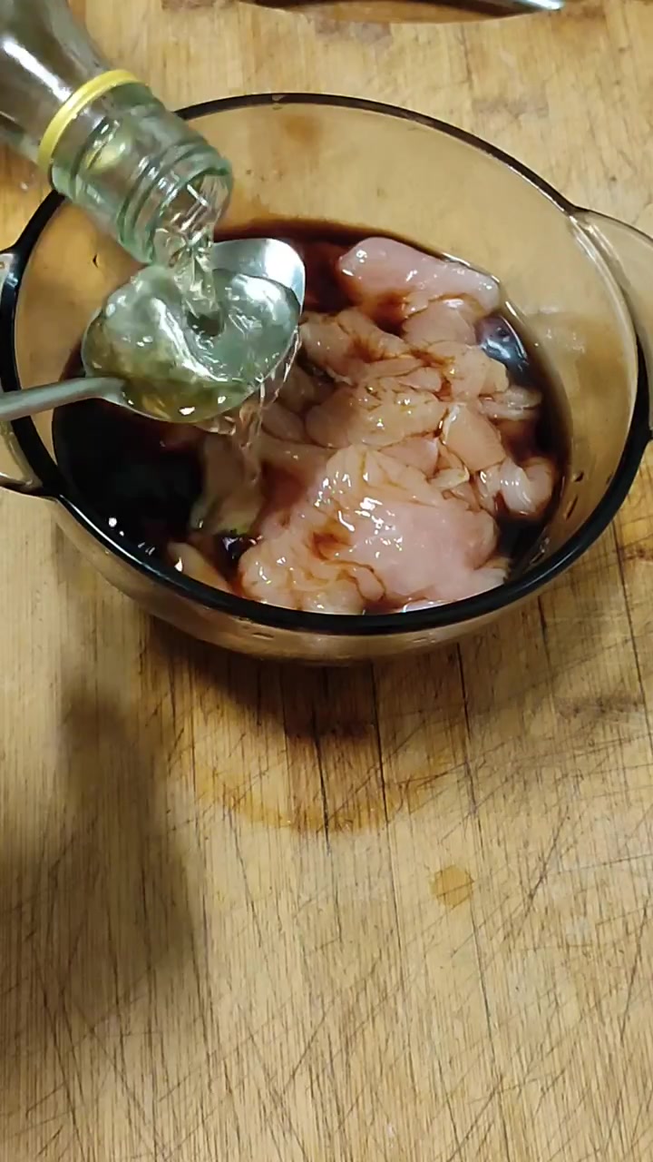 万万没想到,鲜嫩香辣的大肉串竟然是用鸡胸肉做出来的!减脂期也可以大口炫
