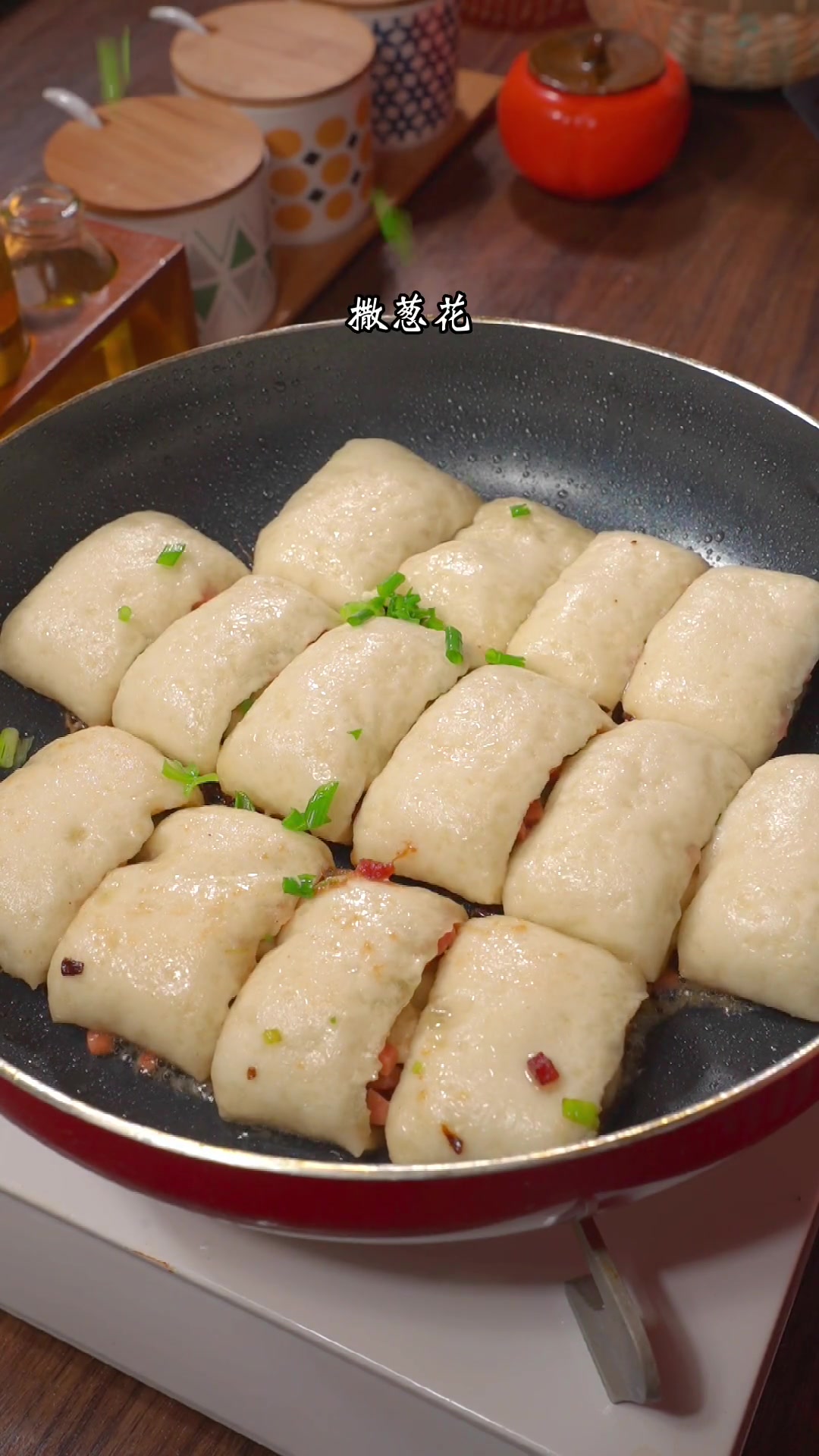 青椒火腿肠锅贴 花卷 跟我这样做,焦香酥脆,蓬松萱软,一口气吃五个 花样面食 锅贴