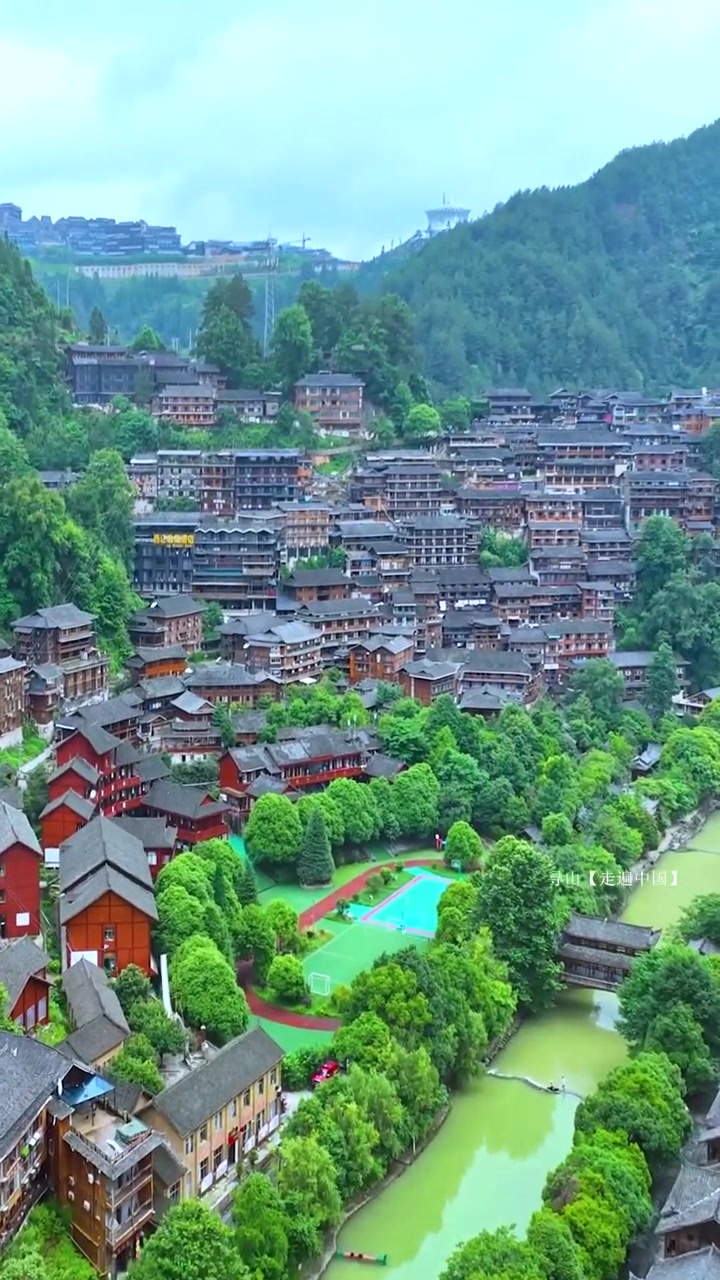如果你看腻了大山大水 又想远离城市喧嚣,一定要来一次千户苗寨,体验苗族风格建筑,品尝苗家特