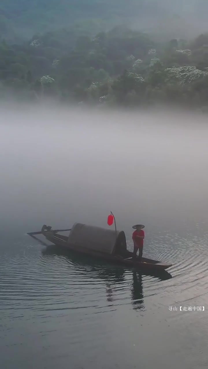 这里因一张获得国际大奖的“雾漫东江”照片名扬天下,吸引无数摄影爱好者前来蹲守迷雾中的渔翁打