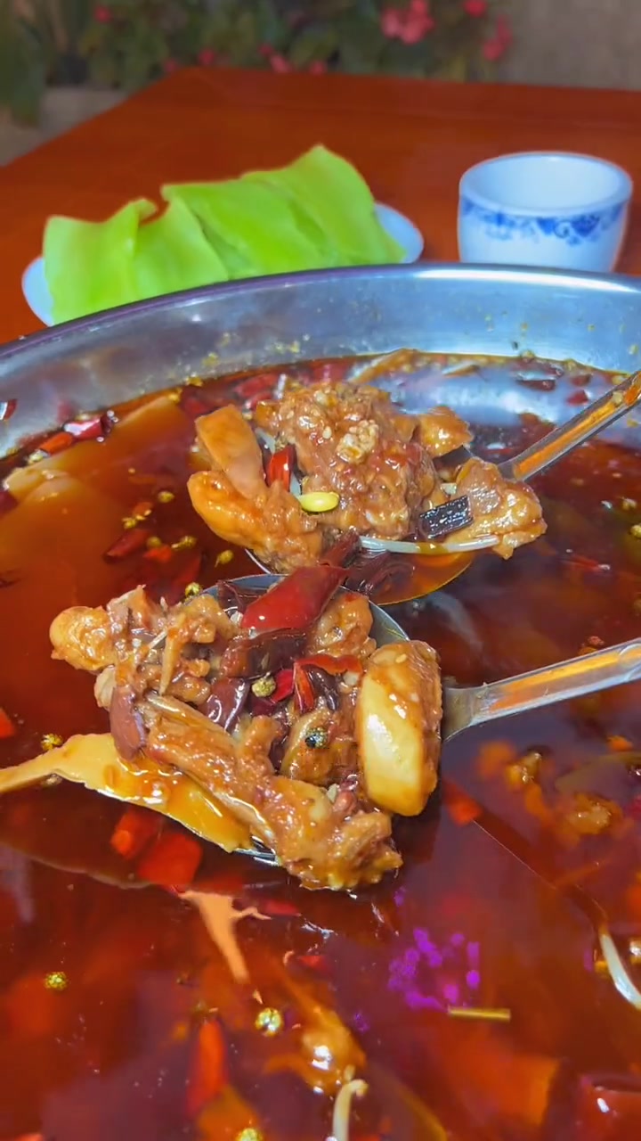 嘟嘟兔不仅环境好,味道也是巴适得很,关键是价格还很实惠 嘟嘟兔兔大侠火了 兔肉火锅 艾特你