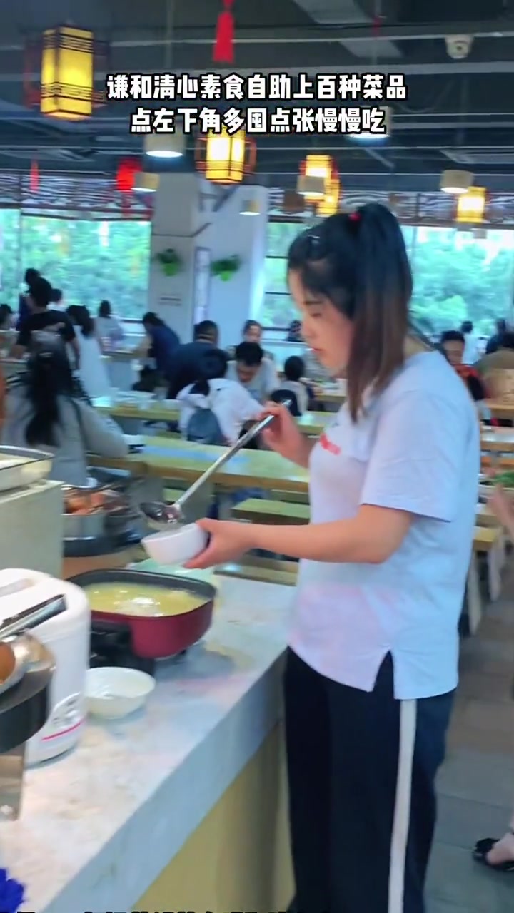 你敢信,一杯奶茶钱就在谦和清心素食吃上百种菜品,卤菜凉菜糕点小吃随便吃,左下角比店里买实惠