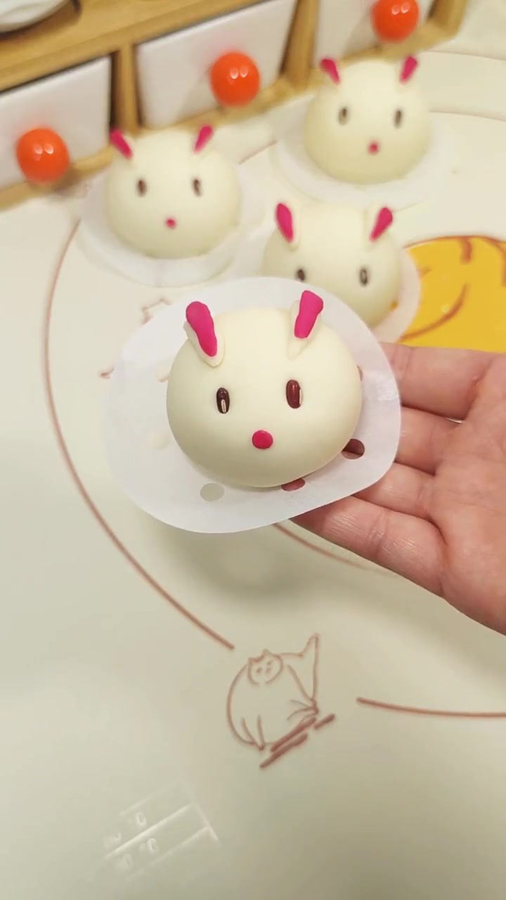 今天做了小兔子豆沙馒头给儿子,儿子说太可爱了,做法简单一起做给孩子吃 卡通造型馒头 花样面