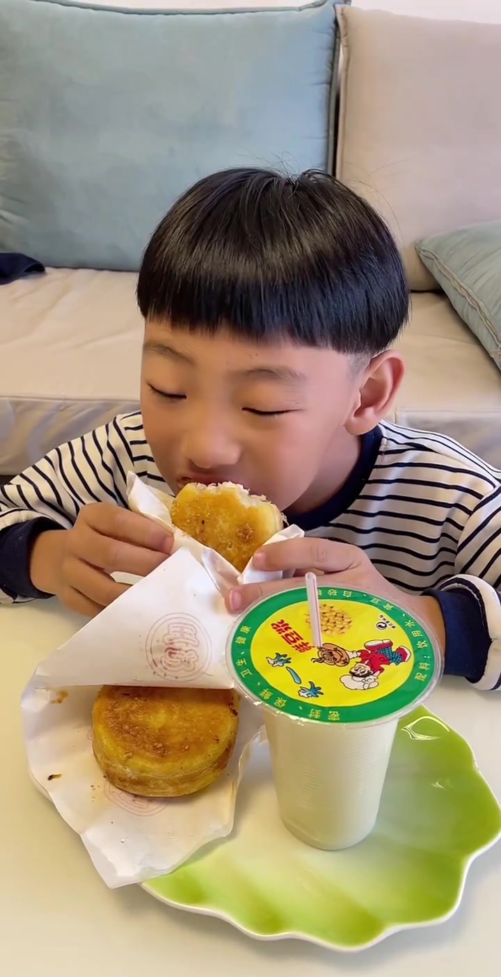 今天早上小博自己去早市买的早餐,蛋堡,豆浆