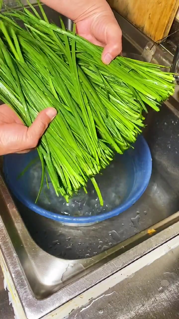 韭菜凉拌着吃还真的挺不错的,家人们可以试试哦别忘了给我留个关注哦