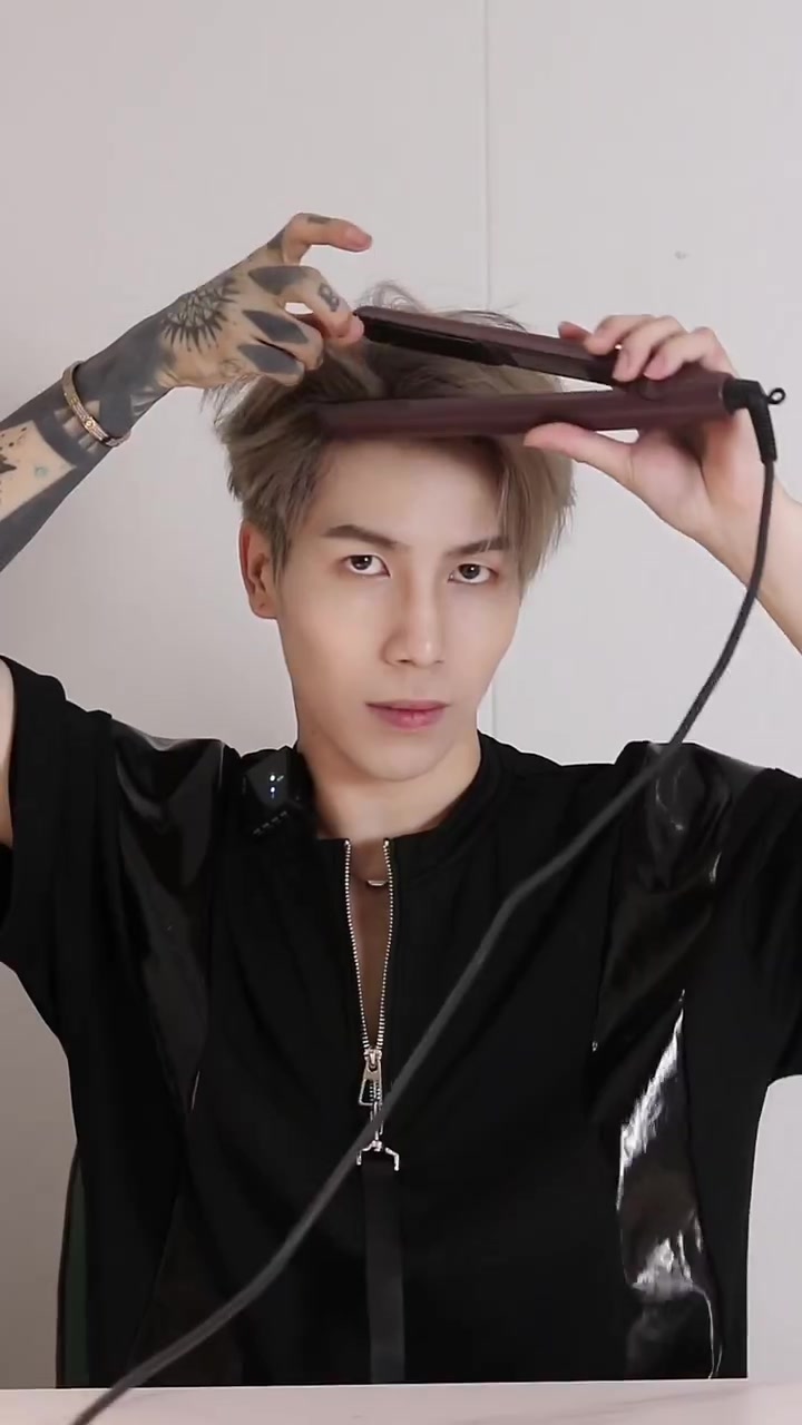 流量小鲜肉发型上镜持久 不变形的秘密,居然是三步叠加法 男生发型干净帅气