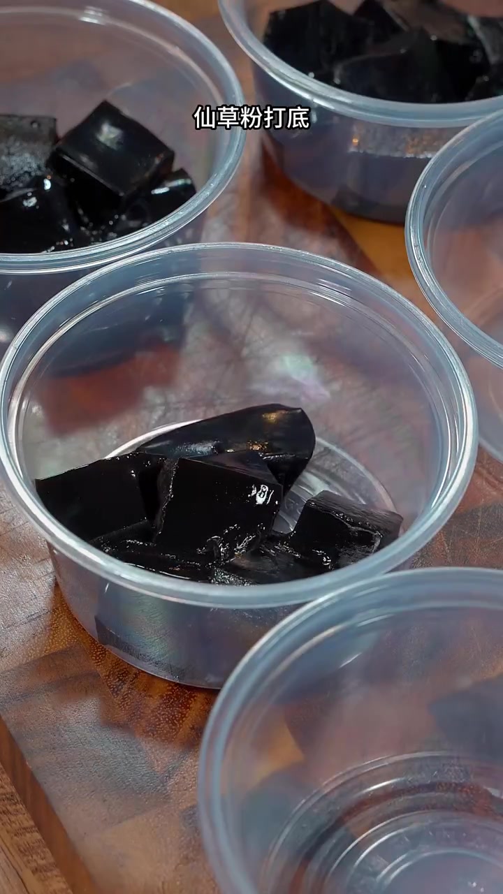 夏天很受欢迎的甜品芋圆烧仙草,冰冰凉凉的 自己在家做想吃多少做多少,吃不完还可以拿去摆摊