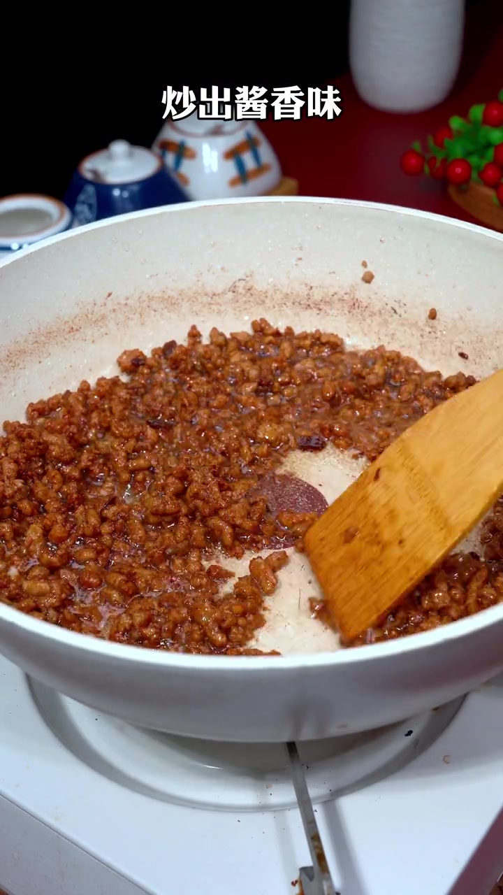 茴香和肉末粉条包得饺子,味道鲜香,翠绿好吃,再配上辣椒油,真的太香啦!好吃不如饺子 饺子