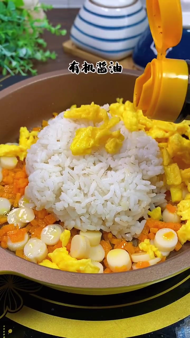 有肉有菜的鳕鱼肠蛋炒饭,好吃又营养,孩子轻松光盘 宝宝辅食 鳕鱼肠 炒饭