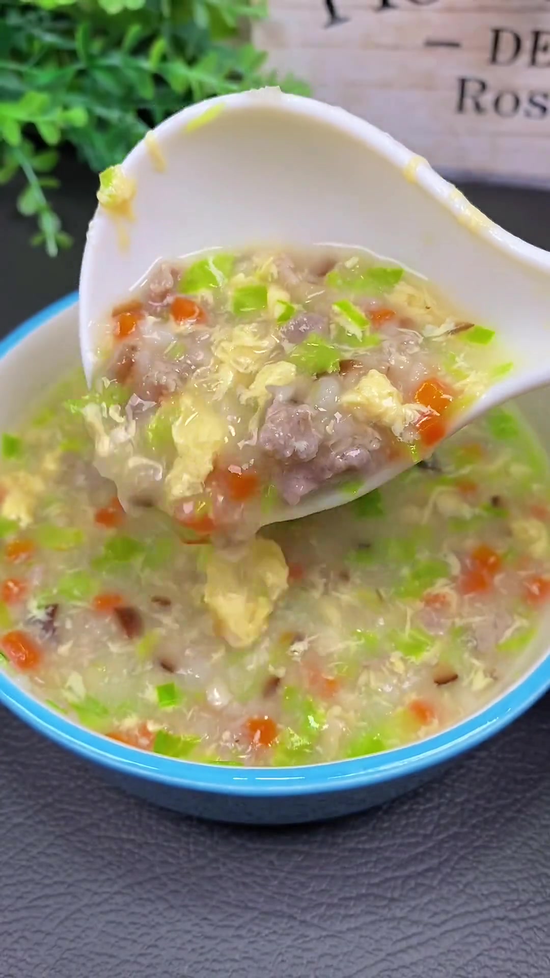 秋冬季天气变冷了,妈妈们可以给孩子做这道鲜蔬牛肉芙蓉羹,牛肉鲜嫩,营养丰富,暖心又暖胃 芙