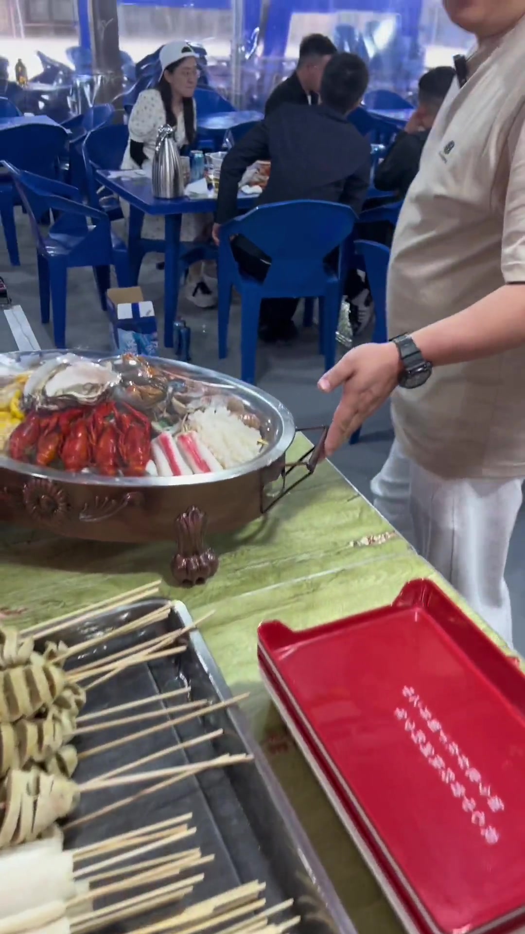 南门大世界炎火人涧,海鲜大咖188还有三桶扎啤!夜宵好去处 夜市里的烟火气 吃龙虾的季节 