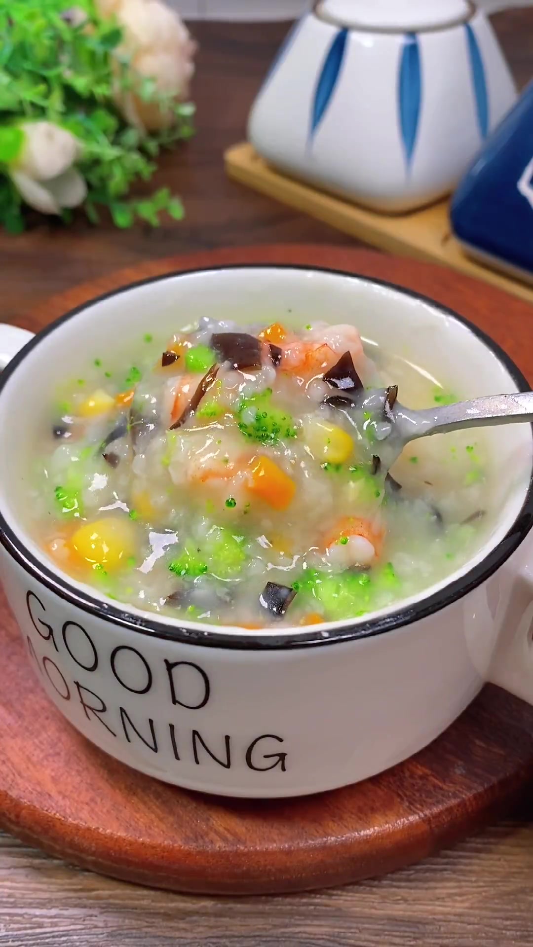 夏天天气热孩子不想吃饭,这道什锦虾仁粥可以安排上,颜色丰富,好喝又营养,孩子喜欢 营养粥 