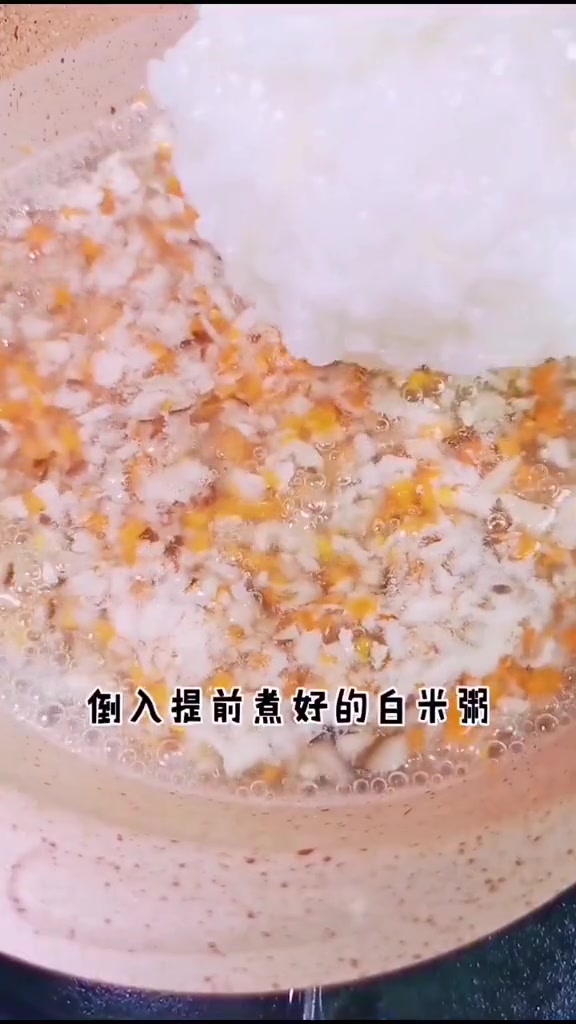 专家说白粥的营养比较单一,无法满足宝宝的营养需求,那就加点胡萝卜、香菇、山药、瘦肉还有青菜
