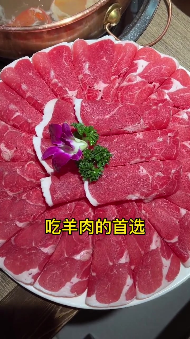 一家好店,贾小巷子铜锅涮羊肉。选用调制的清汤锅底,现磨芝麻酱,新鲜羊肉卷。午市超值套餐。左