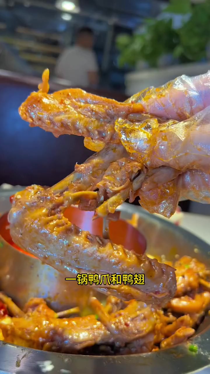 张大师鸭爪爪出了个毕业季套餐,这大一桌只要99元!没有什么是一顿火锅解决不了 爱就是一起吃