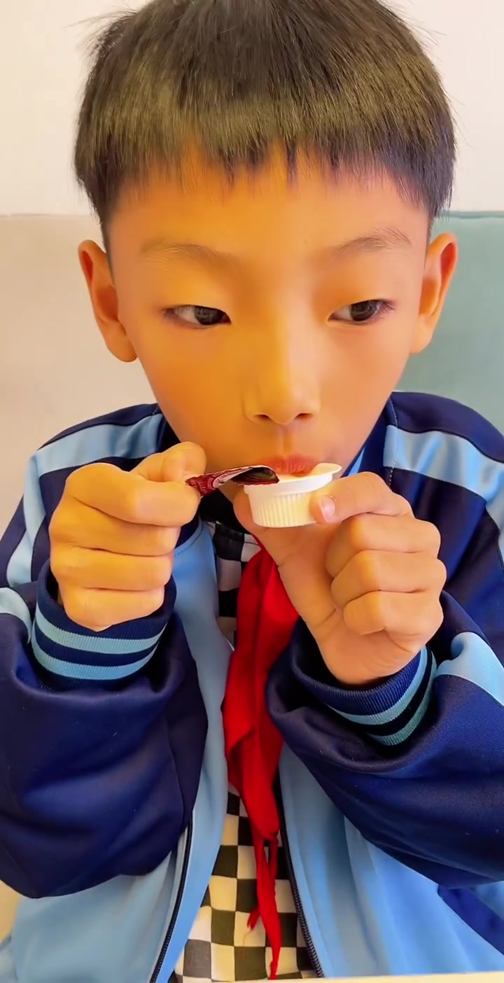 常温下是酸奶,冰冻后是雪糕,这样的冰淇淋果冻奶昔真的是太神奇了!一口一个满满都是夏天的味道