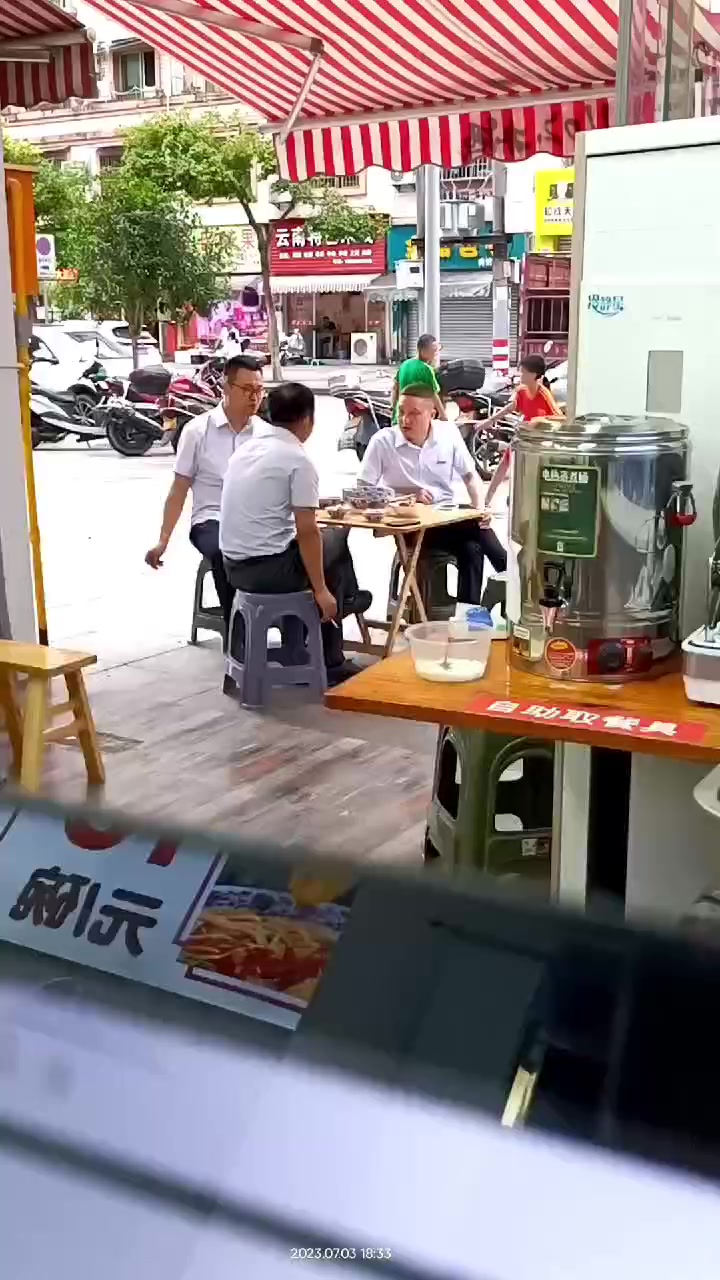 闻着气味来吃鱼米线的
