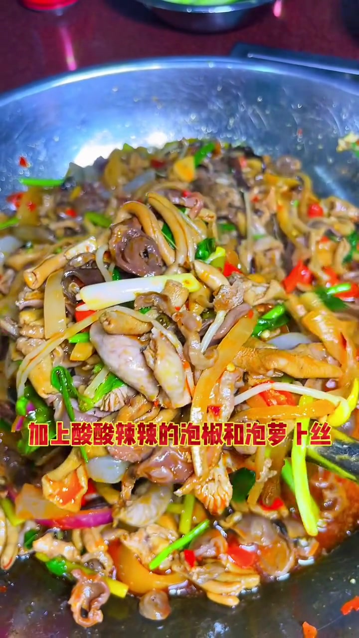 自助的黔江鸡杂,鸡杂、米饭、蔬菜统统都是自助的,妥妥的米饭杀手啊 黔江鸡杂 昆明美食 酸辣