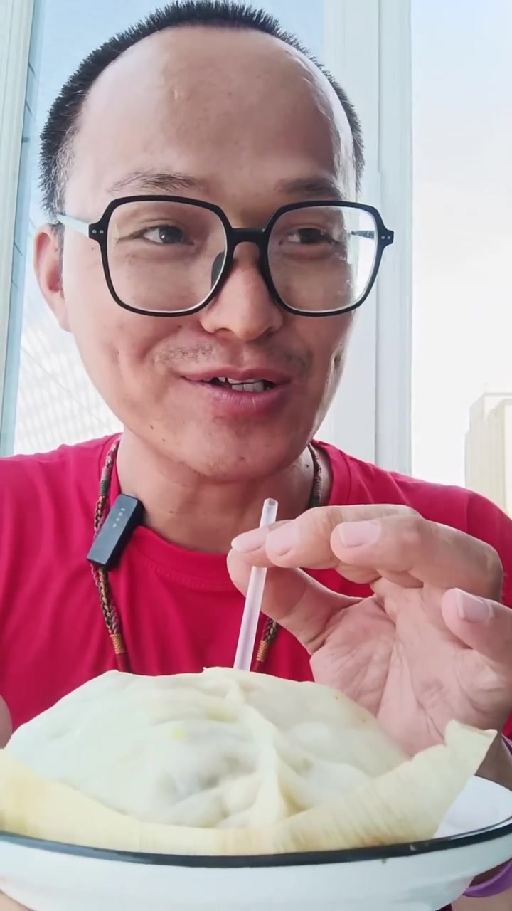 各位小伙伴们,今天我来给大家强烈推荐一款闻名全国的宝贝——威海海鲜八宝包子!包子里面不仅有