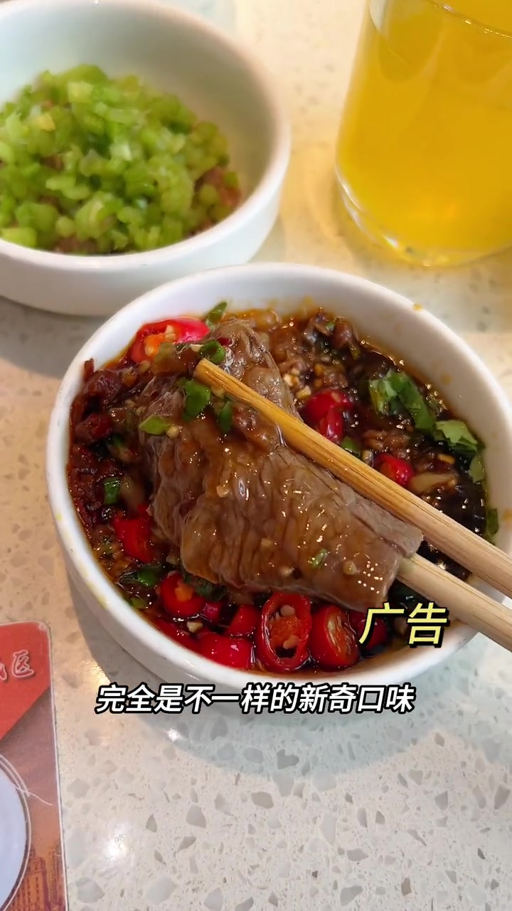 7月快和朋友一起来海底捞尝尝黄灯笼鲜切牛肉双人餐 海底捞多巴胺锅底 海底捞黄灯笼椒锅底