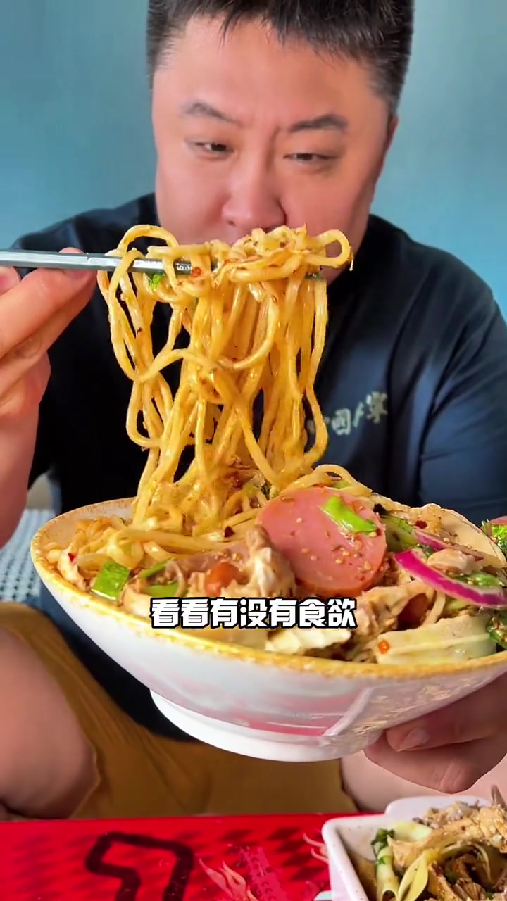 沈阳鸡架天花板,开到桥北了,想吃又嫌远的小伙伴这回可以选择去点了!夏日炎炎,凉拌鸡架配啤酒