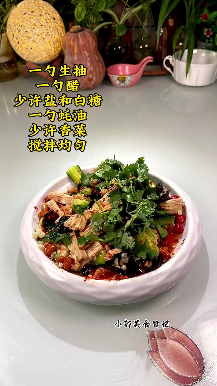 夏天餐桌上少不了的一道酸辣爽口的凉菜,皮蛋拌黄瓜,清爽解腻简单又开胃 凉拌菜 皮蛋 妈呀太