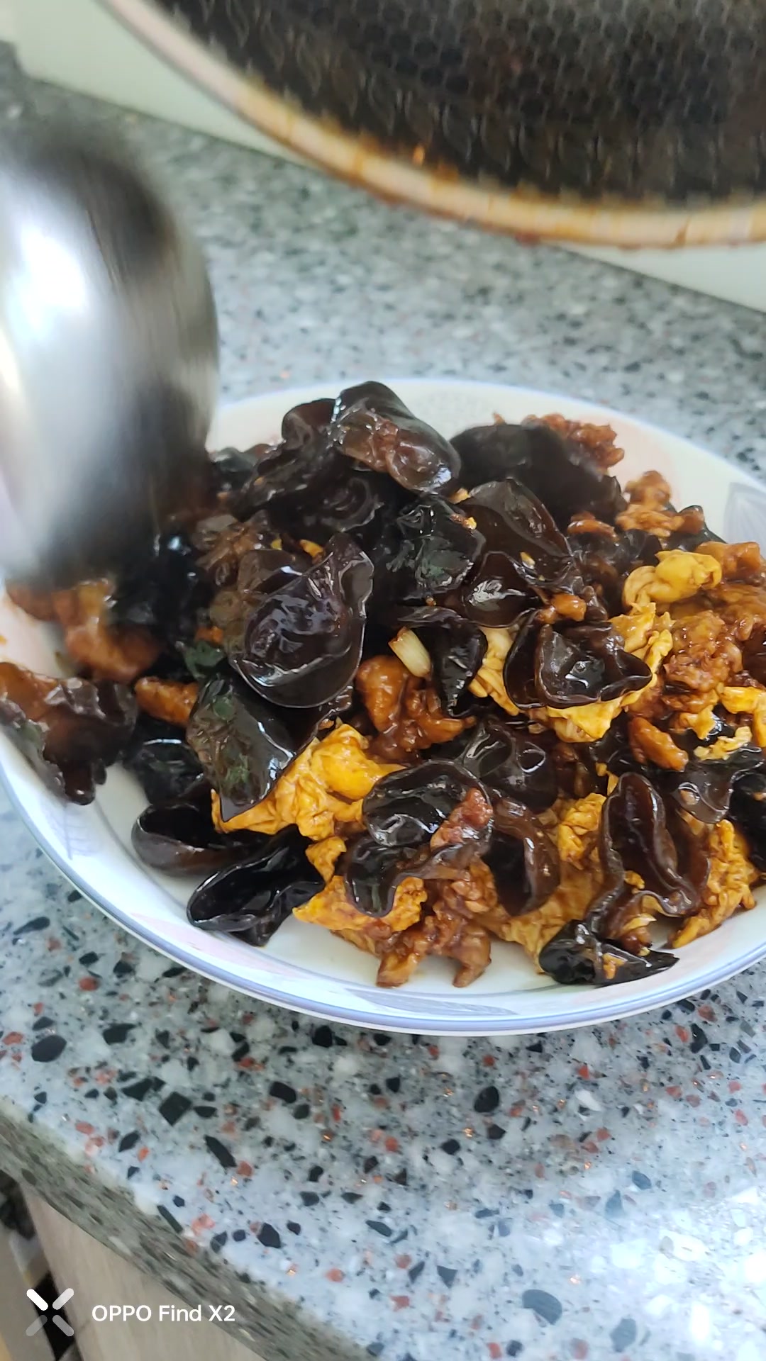 自己在家做醋溜木须肉吃。再来一碗大米饭,吃出健康。