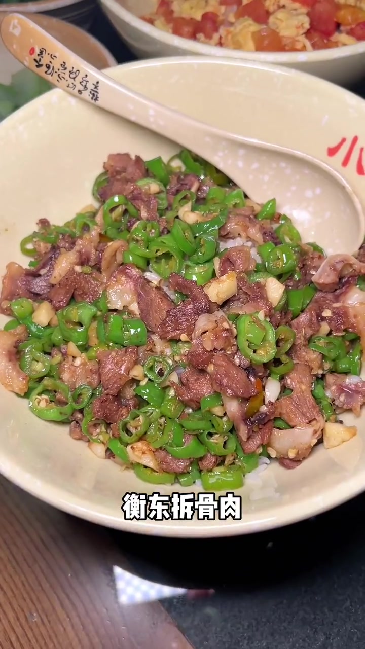 在坡子街9.9就能吃到拆骨肉盖码饭套餐清炒时蔬一份!总共有三种荤菜搭配可以选!快冲啊啊 湘