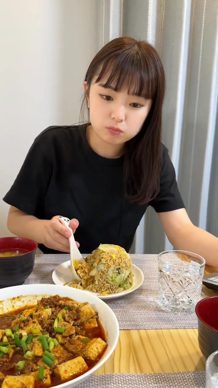 她这么喜欢吃四川菜,以后带她回四川吃个够!西柚麻琴 中日情侣