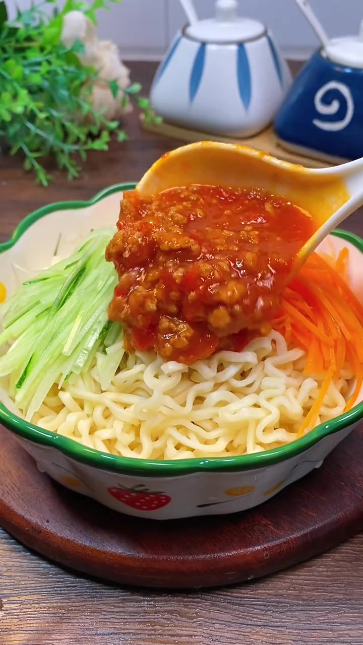 天热孩子不想吃饭,安排这个番茄肉酱拌面吧,酸甜开胃,营养又好吃 儿童美食 鸡蛋面 番茄肉酱