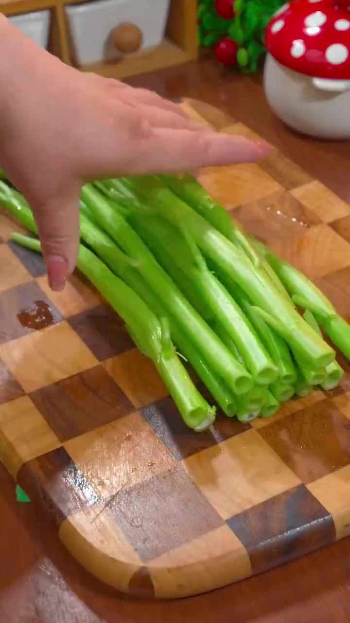 美食味道 豆豉炒空心菜梗,清脆爽口,还很下饭~