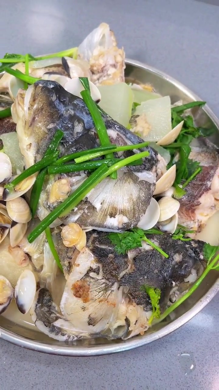夏天没什么胃口吃饭?那你就要试试这款白贝焖大头鱼 还可以喝汤哦 煲汤 为你煲汤 家常菜 粤