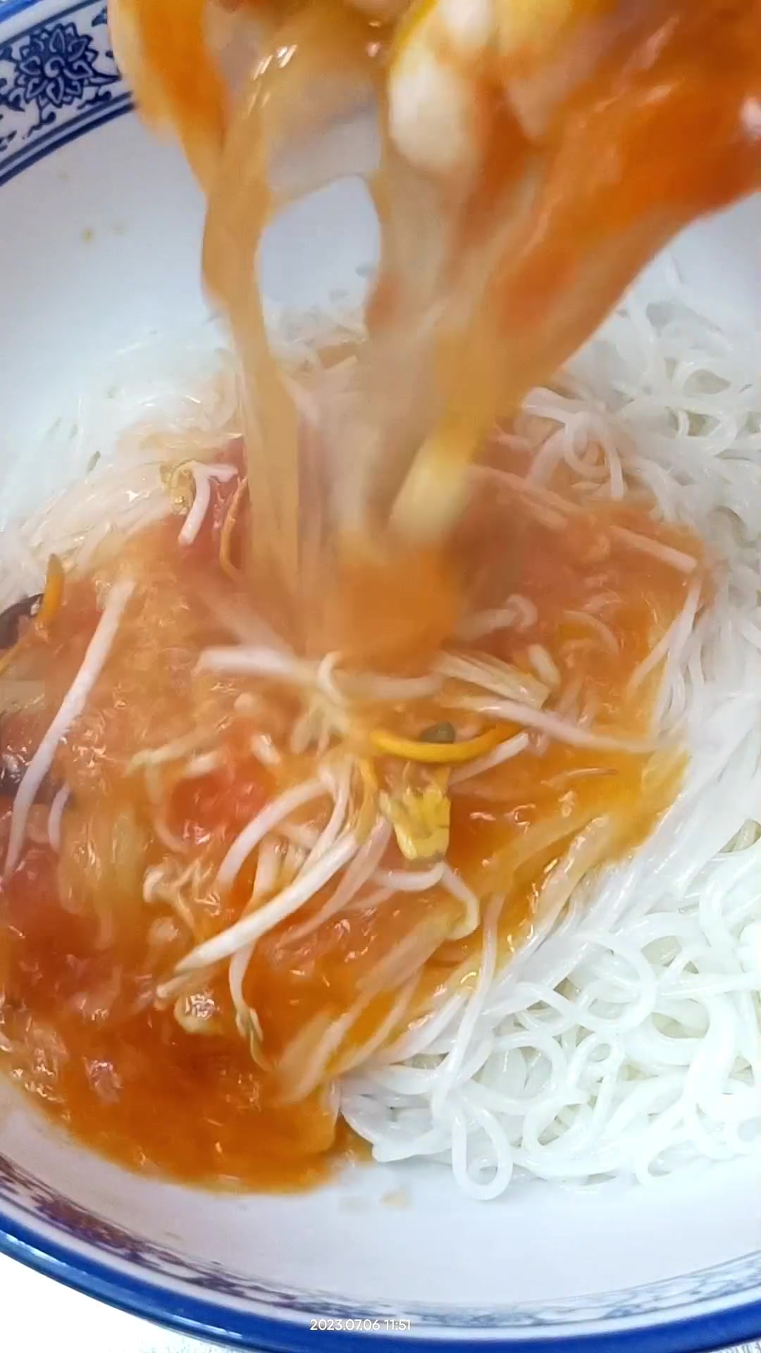 鱼汤好喝,汤难熬,各味鱼米线,全是鱼汤打底