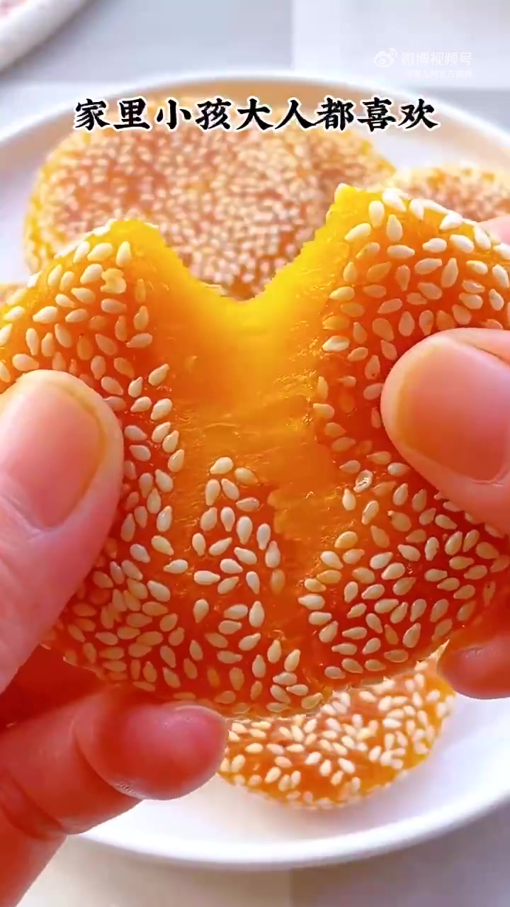 「儿童美食」香甜南瓜饼~外皮微焦,里面糯糯叽叽的,咬一口满嘴留香,全家人都很爱吃!(via