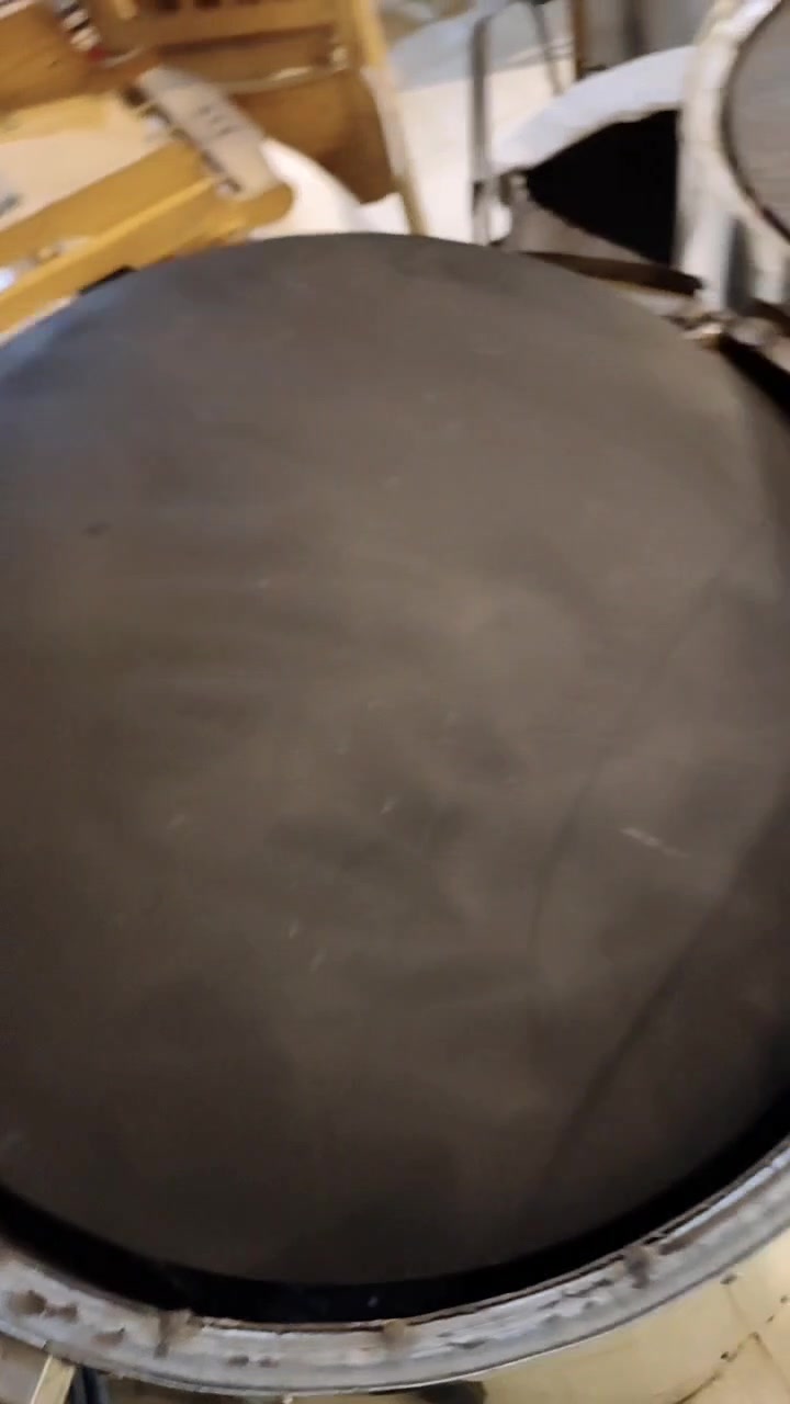 这是铁板烤饼炉子,是用来烤烧饼的