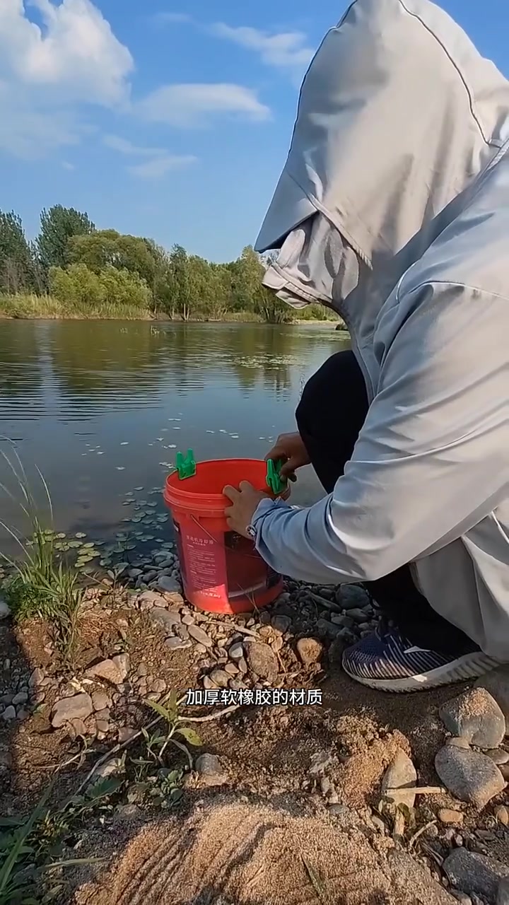 卡在水桶上的鱼竿支架,尤其是带轮子的竿子好用