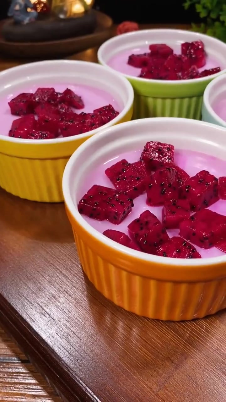 双皮奶 布丁 果冻 白凉粉 烧仙草 双皮奶粉100克与牛奶200克和水600克放一起微微煮