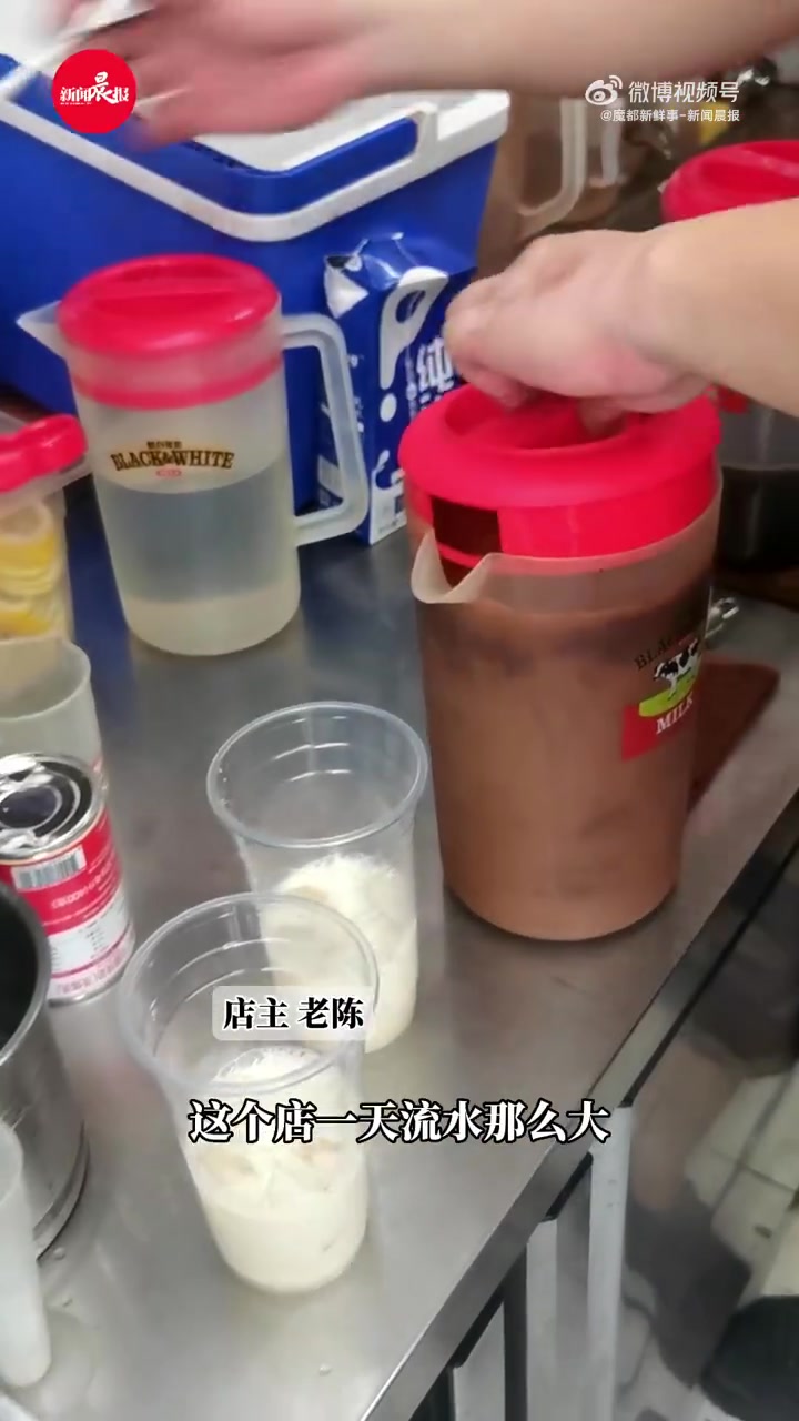「上海大叔煮丝袜奶茶曾拒绝百万买断费」上海曹杨地区藏着这样一家平价网红港式奶茶店,靠一杯丝