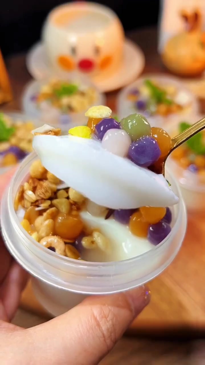 双皮奶 布丁 果冻 白凉粉 烧仙草 双皮奶粉100克与牛奶200克和水600克放一起微微煮