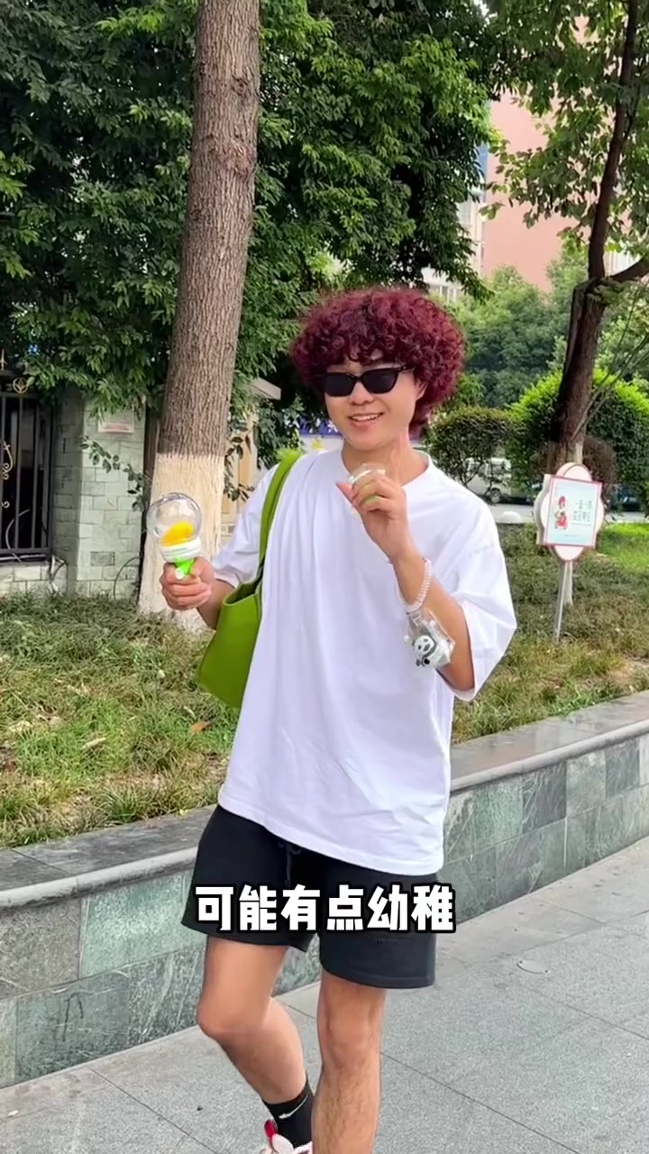 谁还没有LINLEE鸭鸭水枪昂!夏天就是要玩水枪～都给我艾特你们的姐妹去抢!太好玩啦 LI