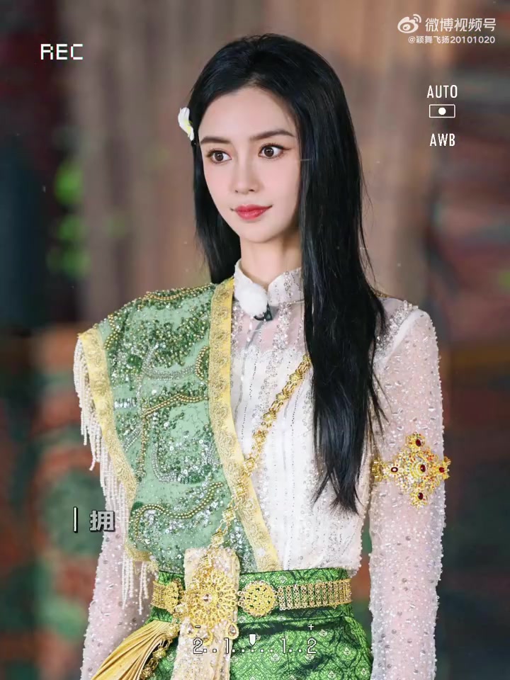 Angelababy鸡蛋花头饰 你永远可以相信 的颜值!这组泰国风情造型好有氛围感,鸡蛋花