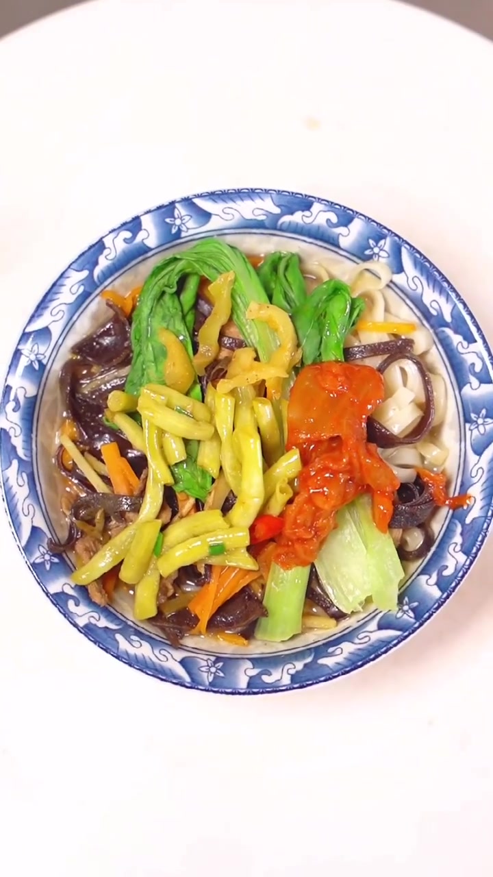 一碗简单的木耳肉丝面 清淡美味